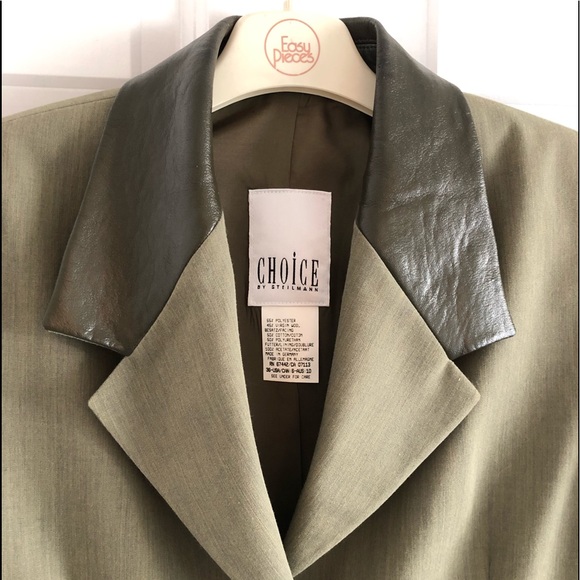 Not available til April
Very classy Ladies Blazer - Picture 5 of 7